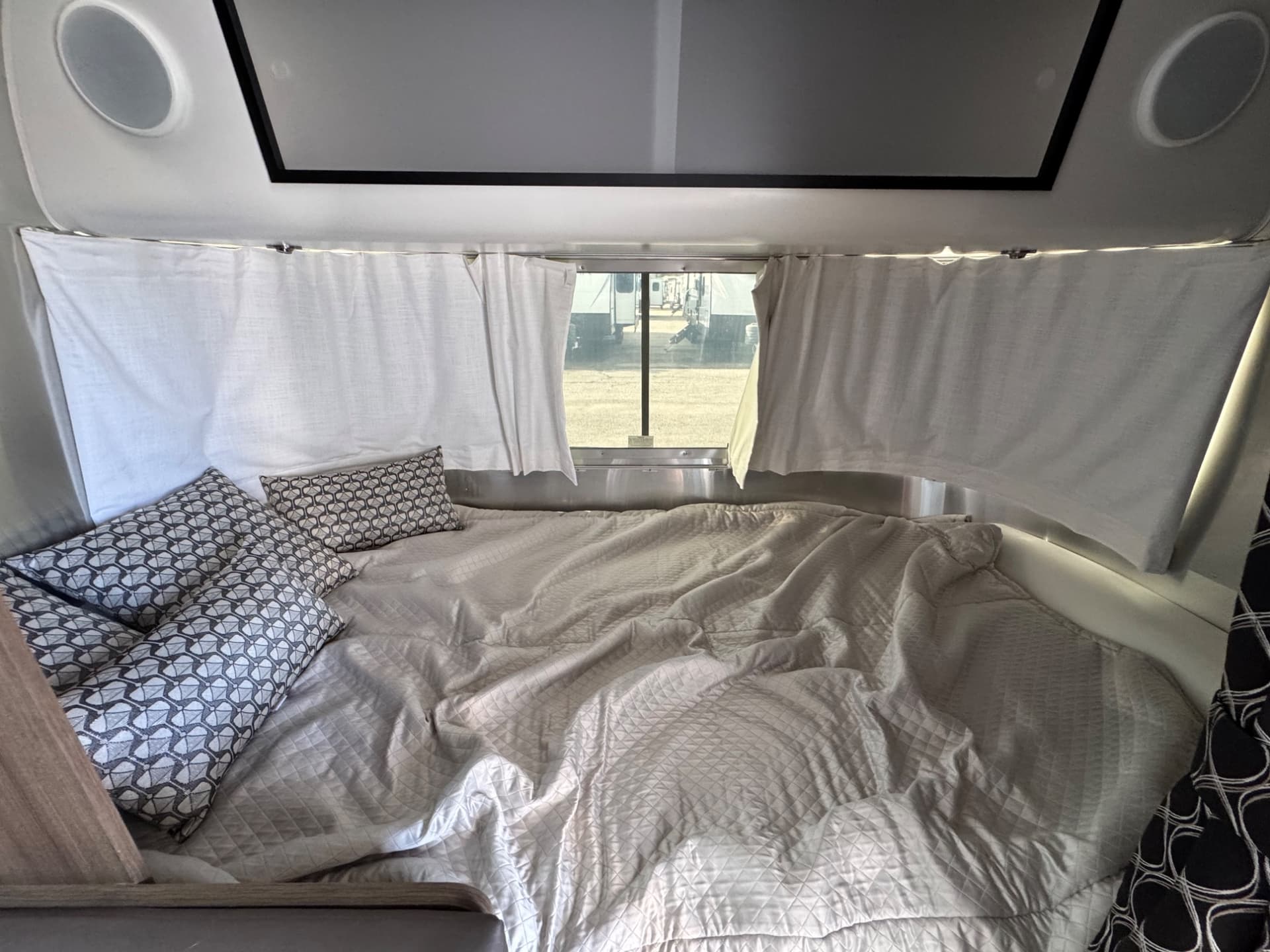 2024 Airstream 2024 Airstream Caravel - thumbnail 10