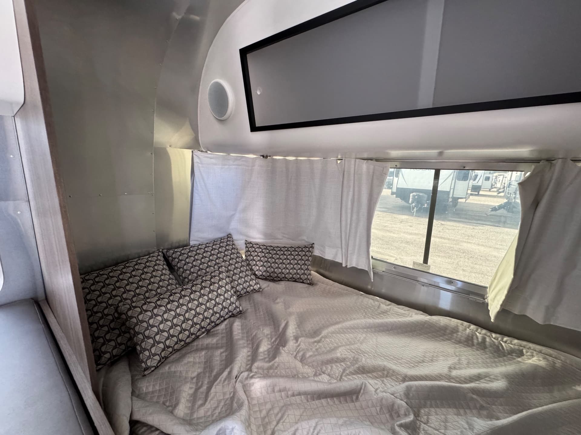 2024 Airstream 2024 Airstream Caravel - thumbnail 11