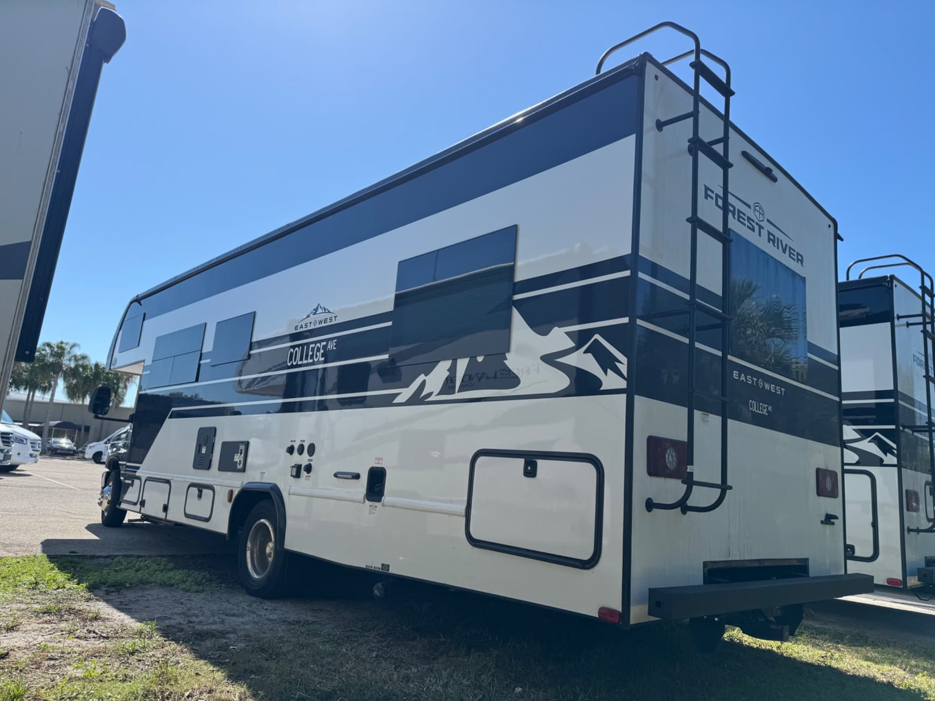 2026 East to West 2026 East to West College Avenue - thumbnail 3