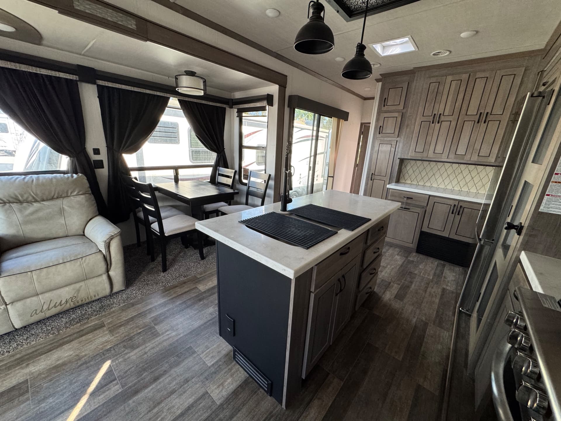 2021 Cedar Creek 2021 Cedar Creek FOREST RIVER - thumbnail 8