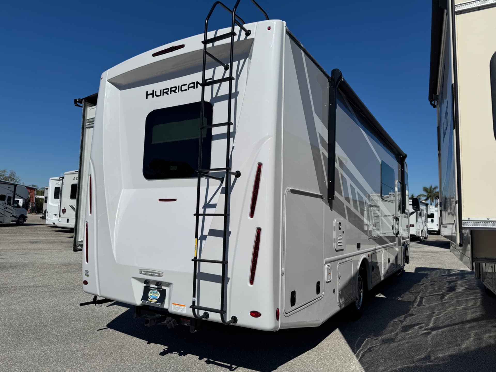 2026 Thor Motor Coach 2026 Thor Motor Coach Hurricane - thumbnail 5