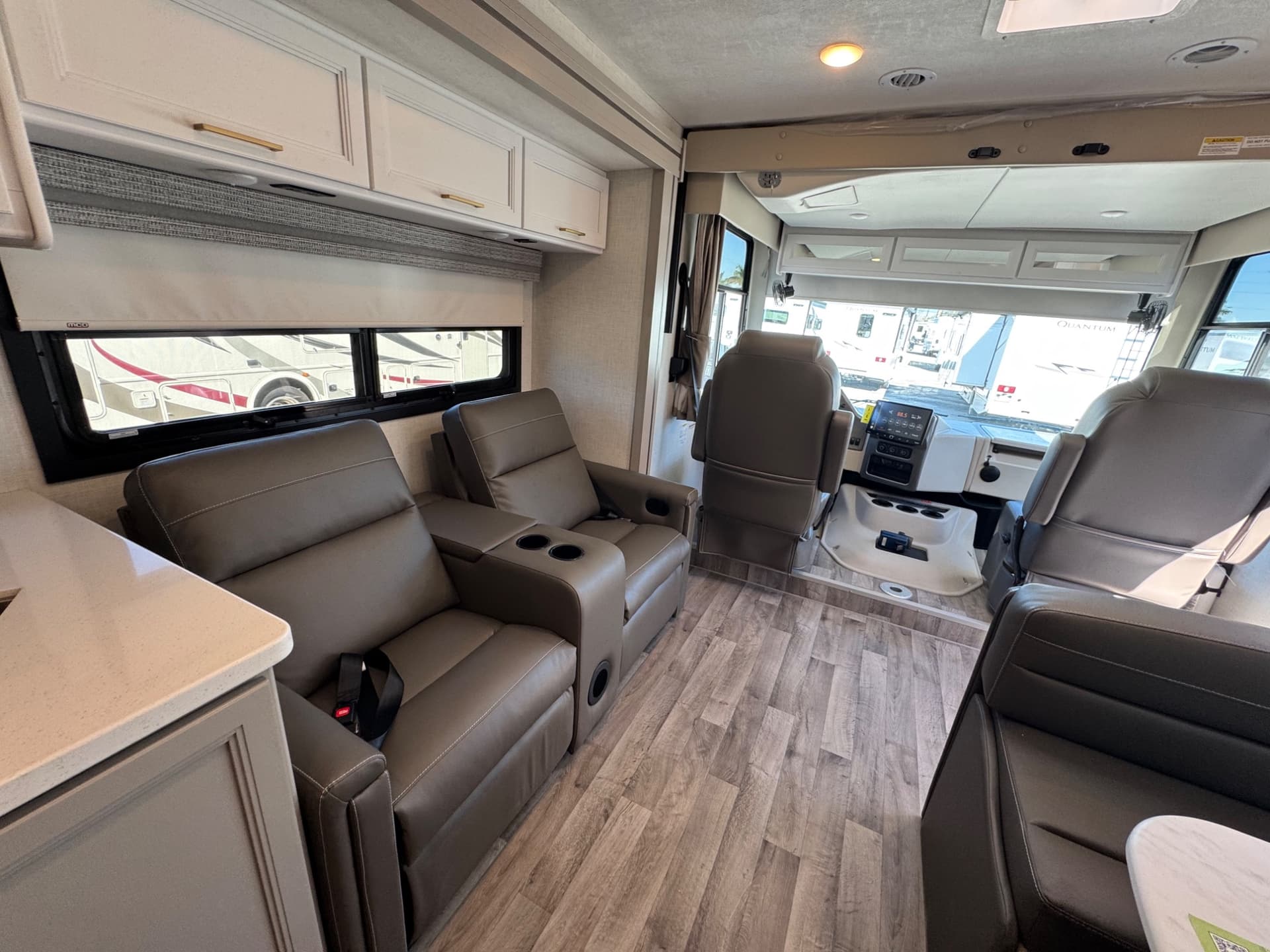 2026 Thor Motor Coach 2026 Thor Motor Coach Hurricane - thumbnail 17