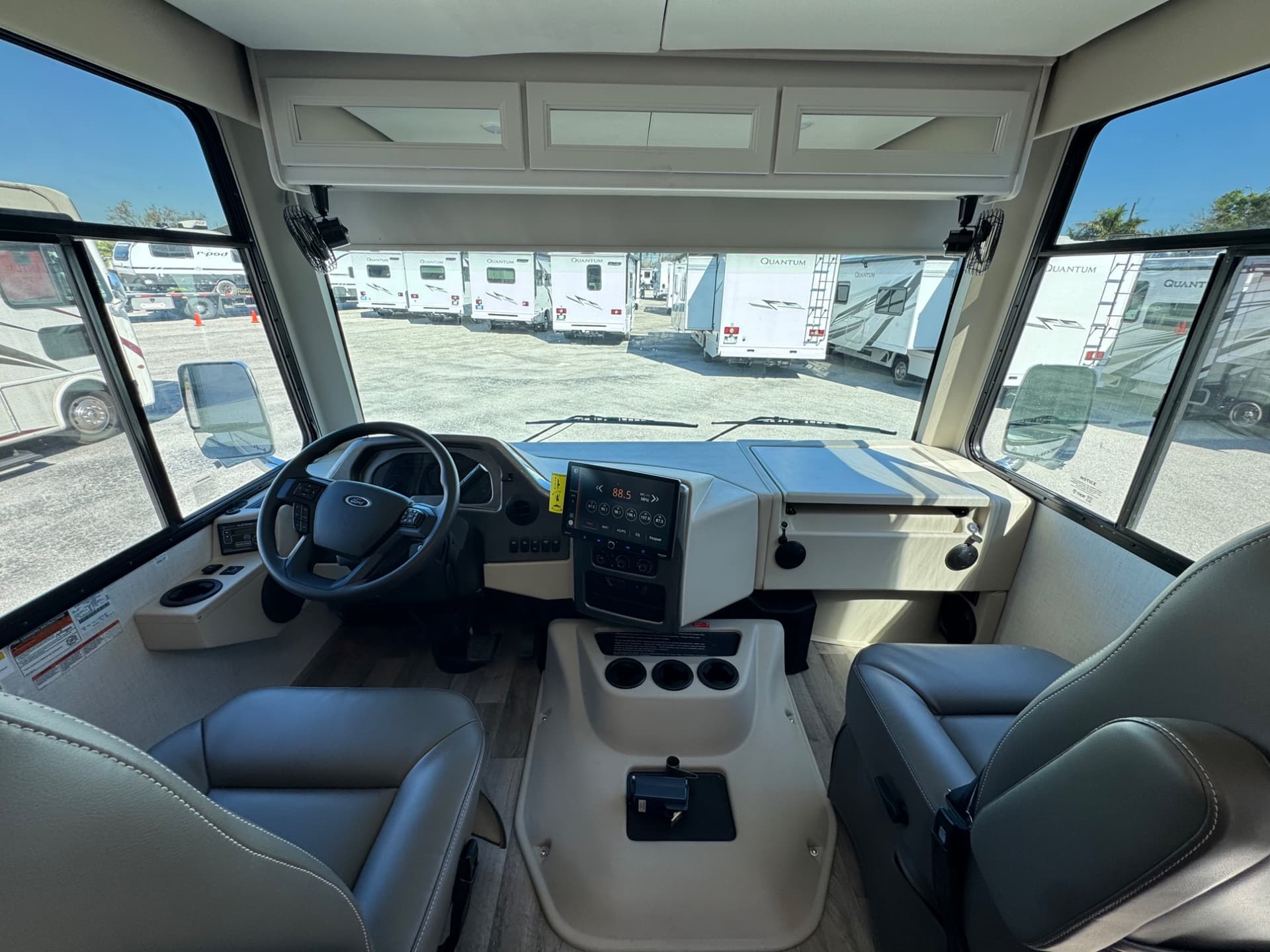 2026 Thor Motor Coach 2026 Thor Motor Coach Hurricane - thumbnail 18