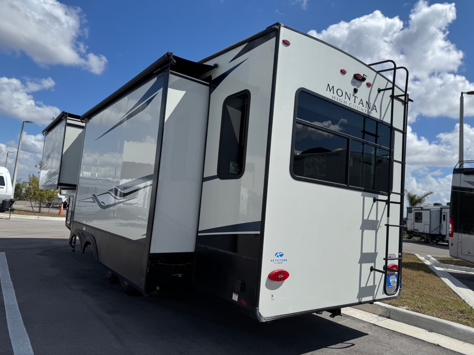 2022 Keystone 2022 Keystone Montana High Country - thumbnail 4