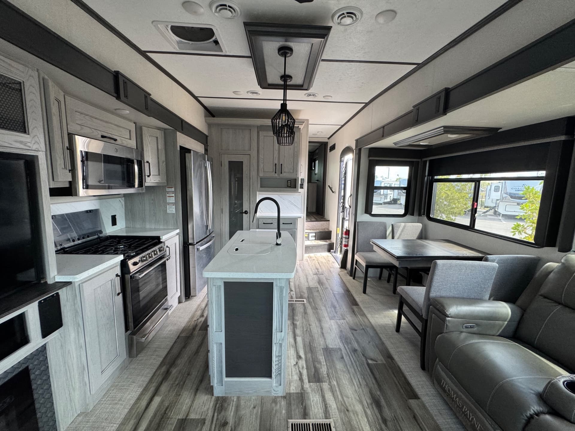 2022 Keystone 2022 Keystone Montana High Country - thumbnail 7