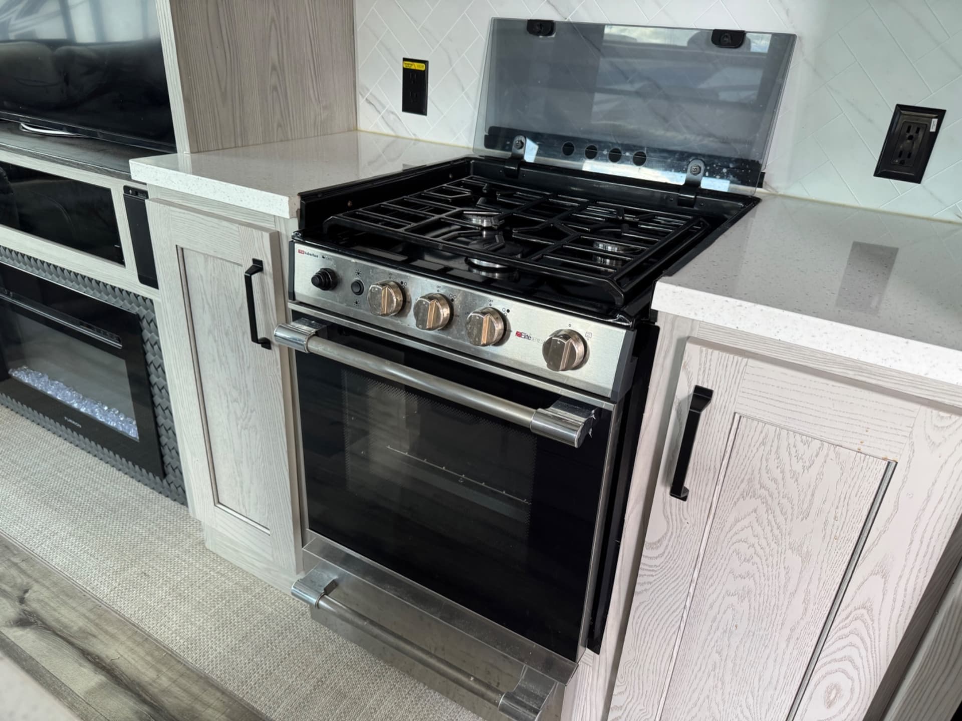 2022 Keystone 2022 Keystone Montana High Country - thumbnail 11