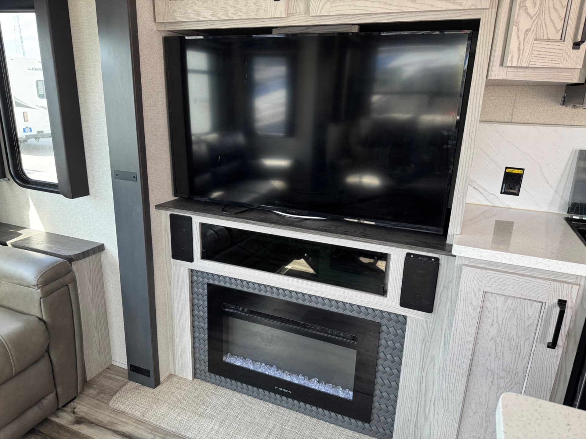 2022 Keystone 2022 Keystone Montana High Country - thumbnail 15