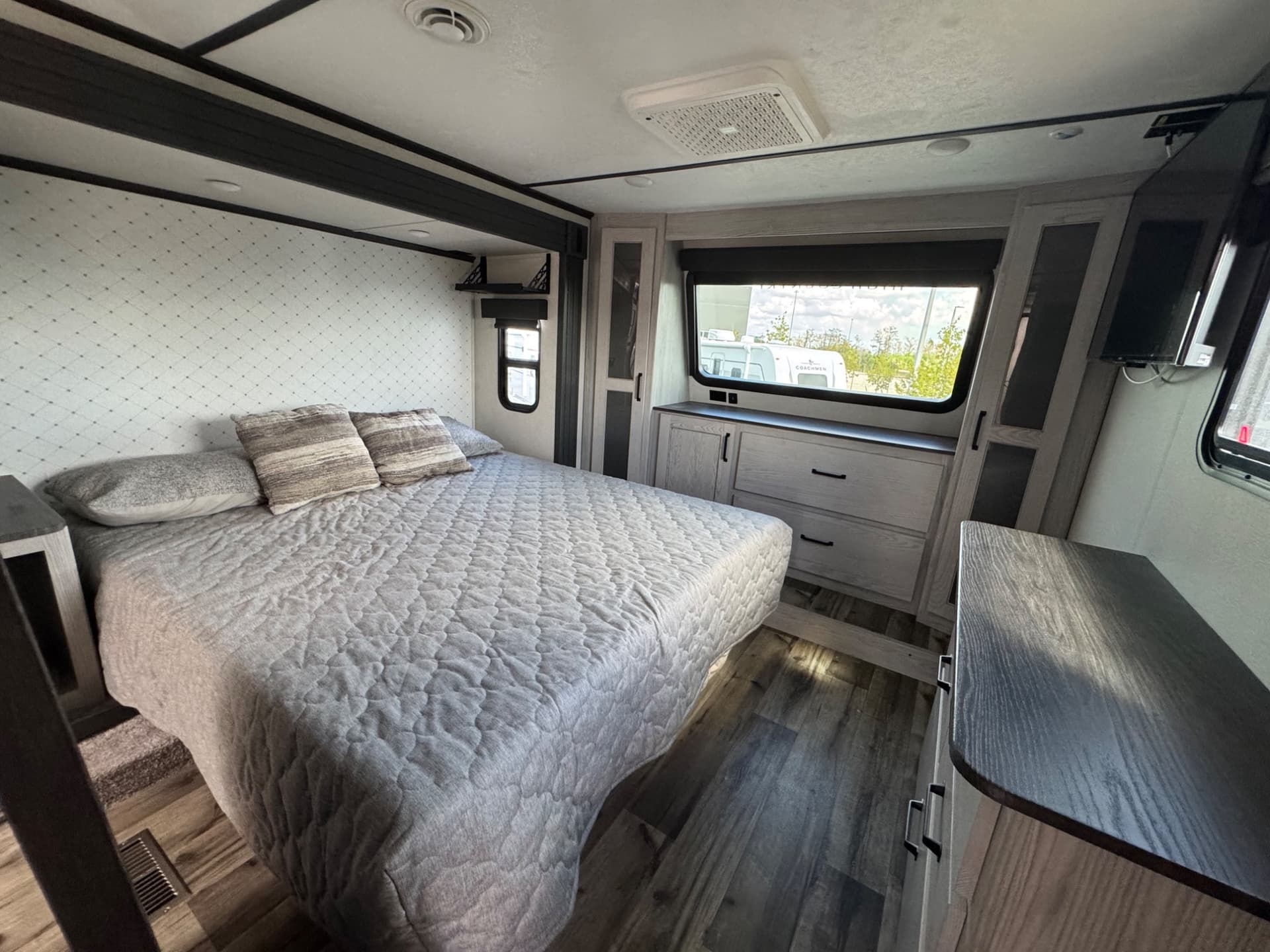 2022 Keystone 2022 Keystone Montana High Country - thumbnail 18