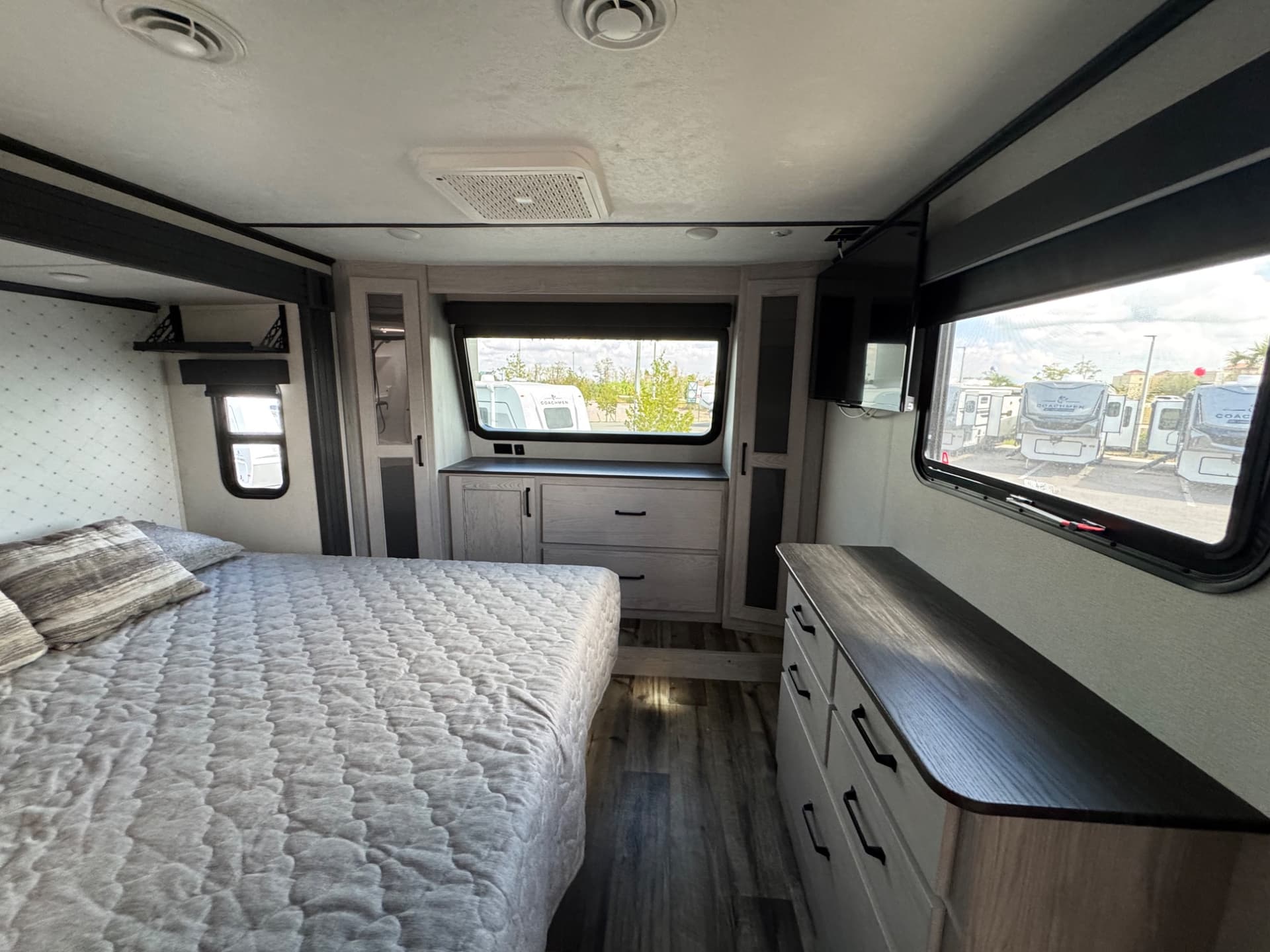 2022 Keystone 2022 Keystone Montana High Country - thumbnail 19