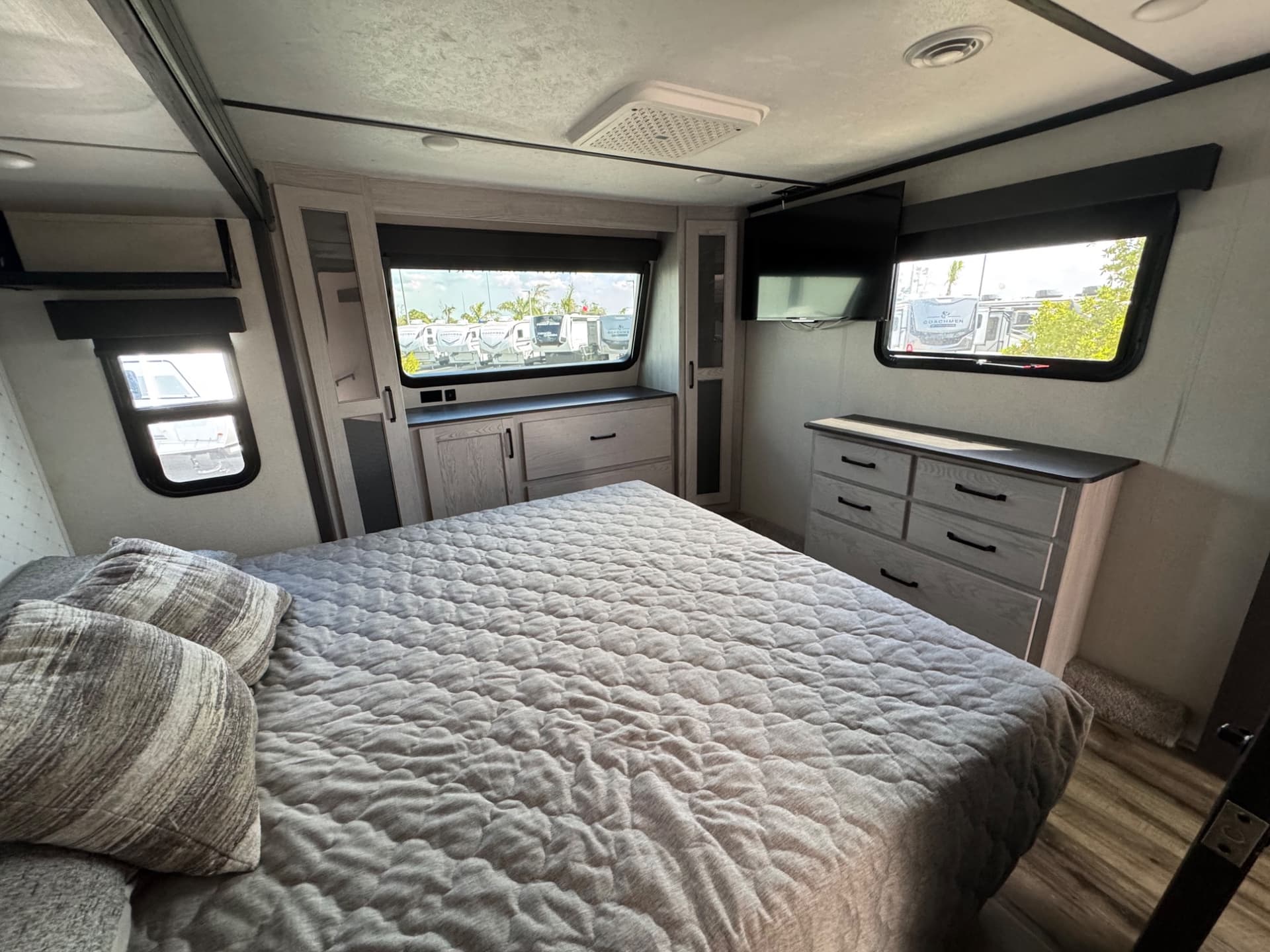 2022 Keystone 2022 Keystone Montana High Country - thumbnail 20