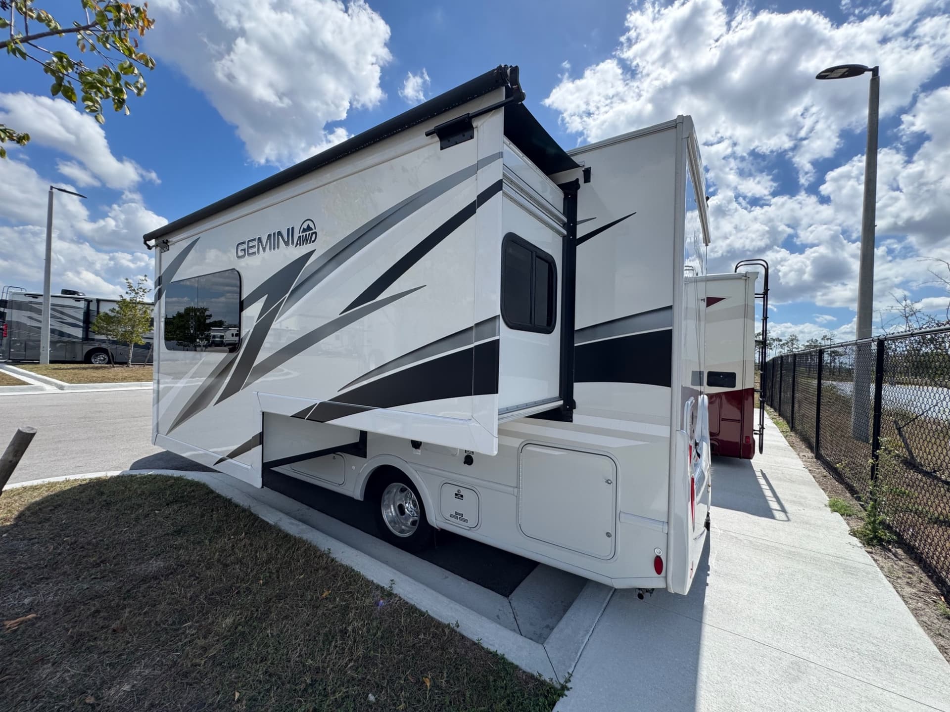 2025 Thor Motor Coach 2025 Thor Motor Coach Gemini - thumbnail 3