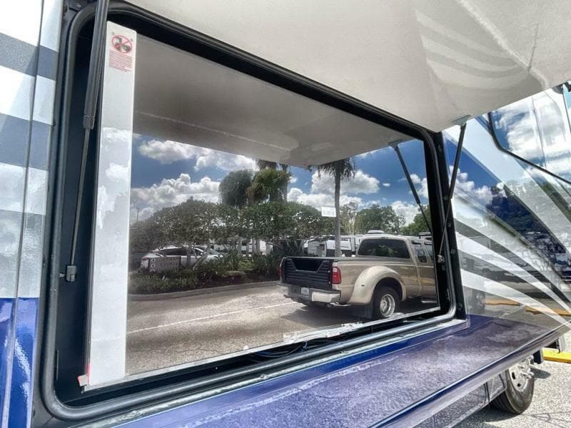 2024 Fleetwood RV 2024 Fleetwood RV Discovery LXE - thumbnail 12