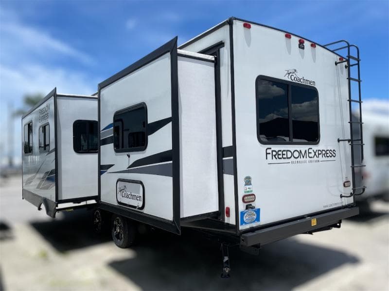 2024 Coachmen 2024 Coachmen Freedom Express - thumbnail 4