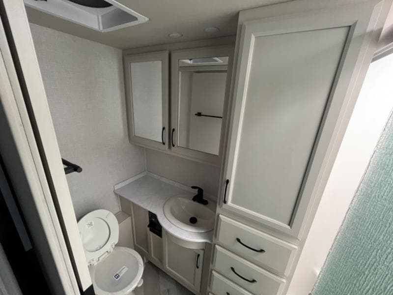 2024 Fleetwood RV 2024 Fleetwood RV Bounder - thumbnail 69