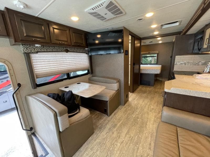 2019 Thor Motor Coach 2019 Thor Motor Coach Hurricane - thumbnail 12