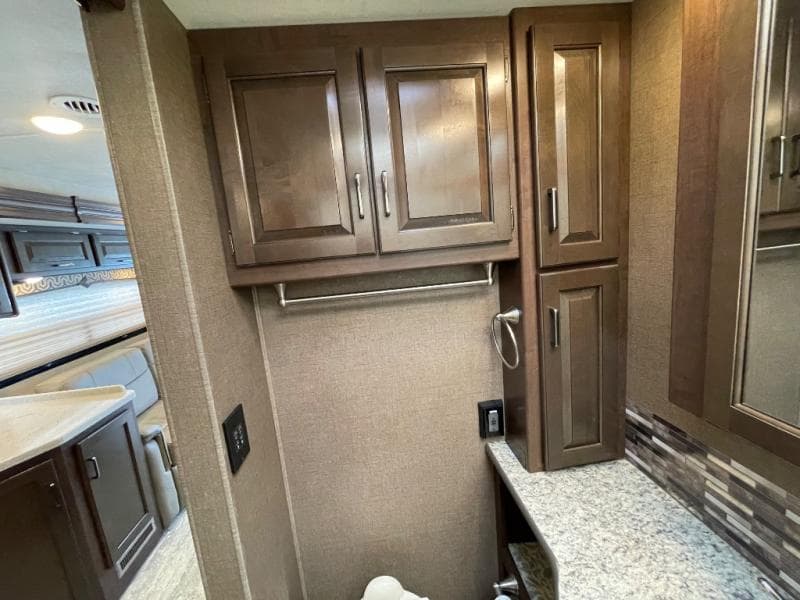 2019 Thor Motor Coach 2019 Thor Motor Coach Hurricane - thumbnail 24