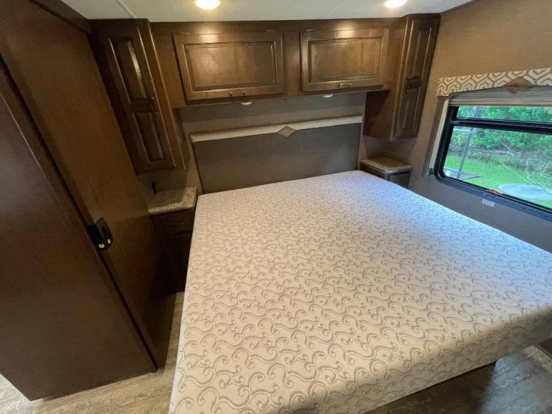 2019 Thor Motor Coach 2019 Thor Motor Coach Hurricane - thumbnail 34