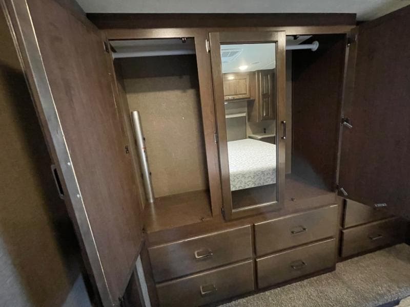 2019 Thor Motor Coach 2019 Thor Motor Coach Hurricane - thumbnail 37