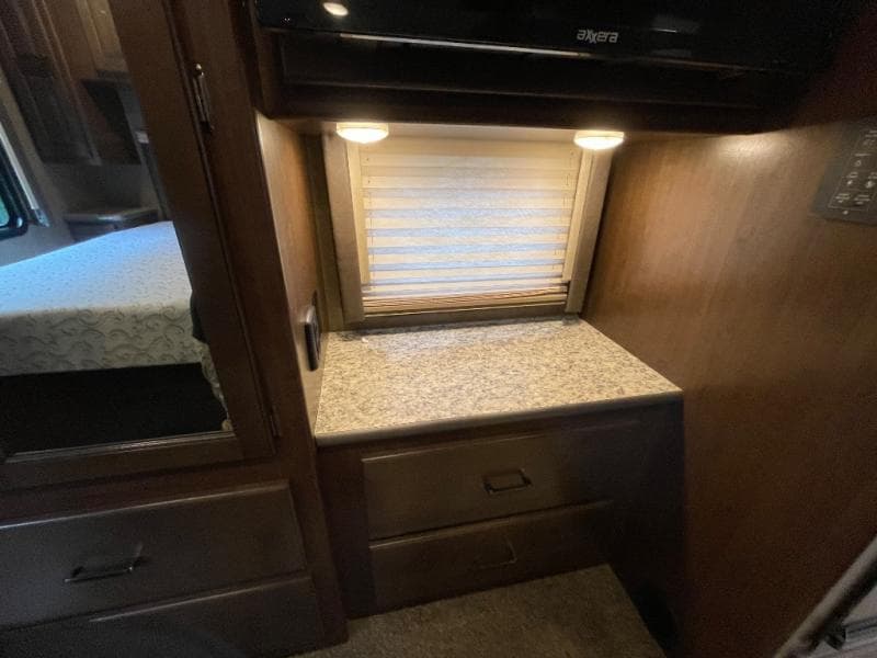 2019 Thor Motor Coach 2019 Thor Motor Coach Hurricane - thumbnail 39