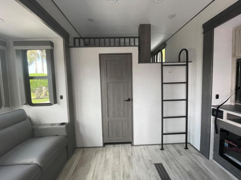 2025 Keystone RV 2025 Keystone RV Alpine Avalanche Edition - thumbnail 14