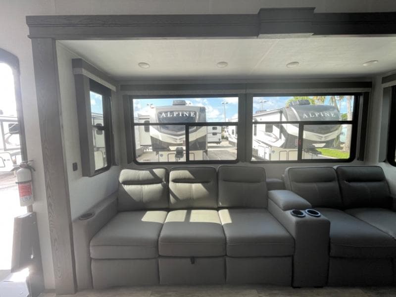 2025 Keystone RV 2025 Keystone RV Alpine Avalanche Edition - thumbnail 10