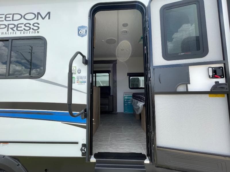 2025 Coachmen 2025 Coachmen Freedom Express Ultra Lite - thumbnail 13