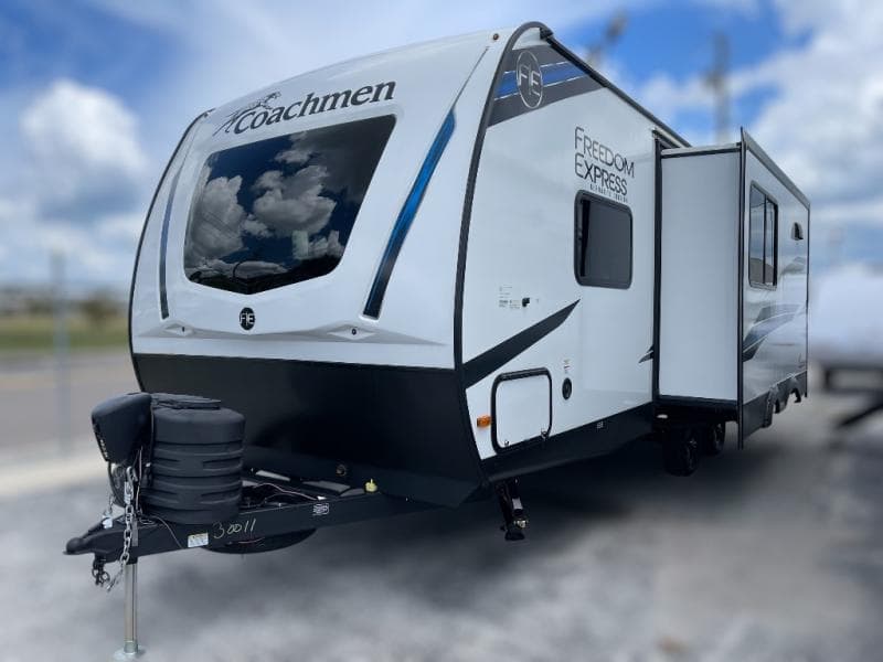 2025 Coachmen 2025 Coachmen Freedom Express Ultra Lite - thumbnail 3