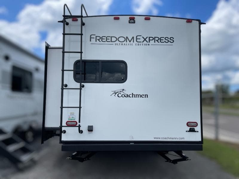 2025 Coachmen 2025 Coachmen Freedom Express Ultra Lite - thumbnail 4