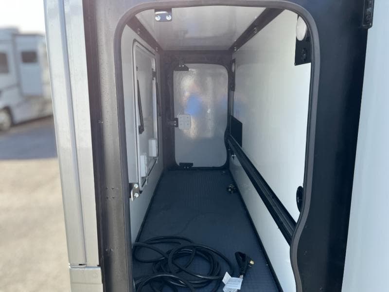 2025 Winnebago 2025 Winnebago Navion - thumbnail 11