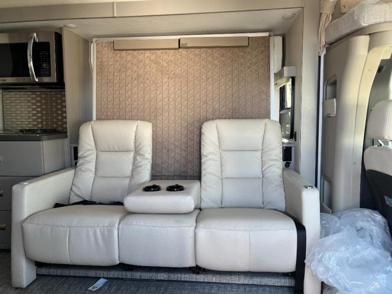 2025 Winnebago 2025 Winnebago Navion - thumbnail 13