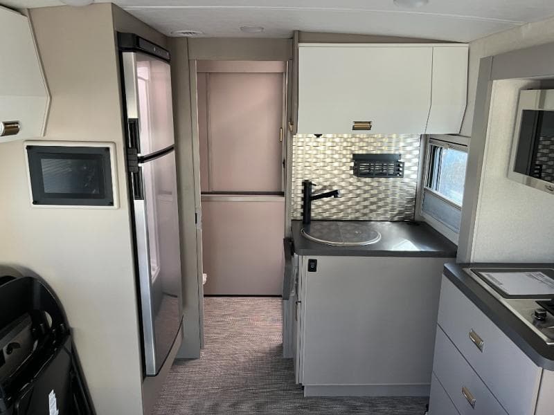 2025 Winnebago 2025 Winnebago Navion - thumbnail 21