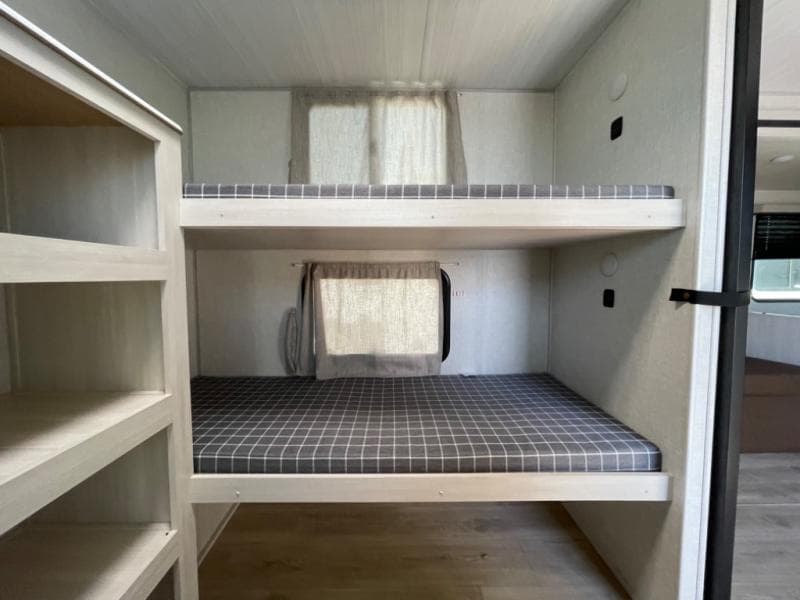 2025 Surveyor 2025 Surveyor Legend - thumbnail 15