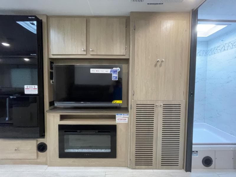 2025 Coachmen 2025 Coachmen Leprechaun - thumbnail 15