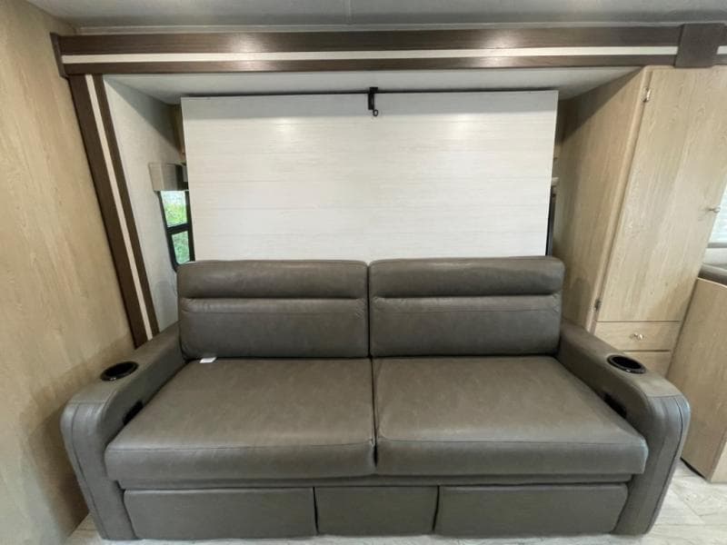 2025 Coachmen 2025 Coachmen Leprechaun - thumbnail 18