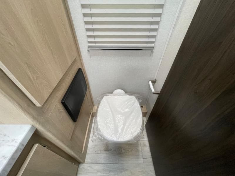 2025 Coachmen 2025 Coachmen Leprechaun - thumbnail 24