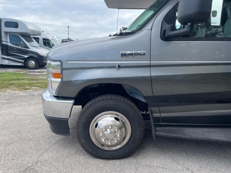 2025 Coachmen 2025 Coachmen Leprechaun - thumbnail 5