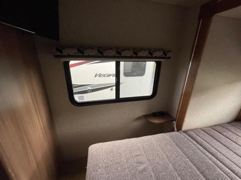 2019 Winnebago 2019 Winnebago Navion - thumbnail 34