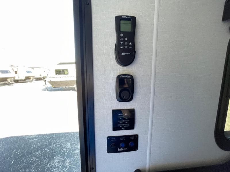 2025 inTech RV 2025 inTech RV Black Wing - thumbnail 22