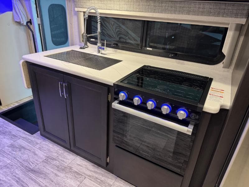 2025 Thor Motor Coach 2025 Thor Motor Coach Thor Motor Coach Magnitude - thumbnail 14