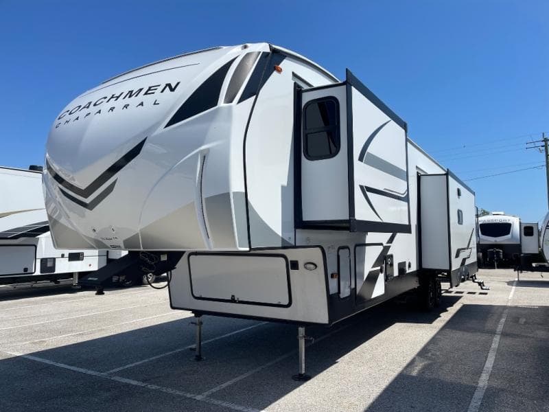2025 Coachmen 2025 Coachmen Chaparral - thumbnail 4