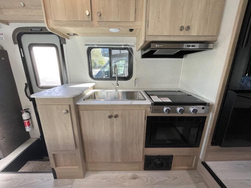 2025 Coachmen 2025 Coachmen Leprechaun - thumbnail 13