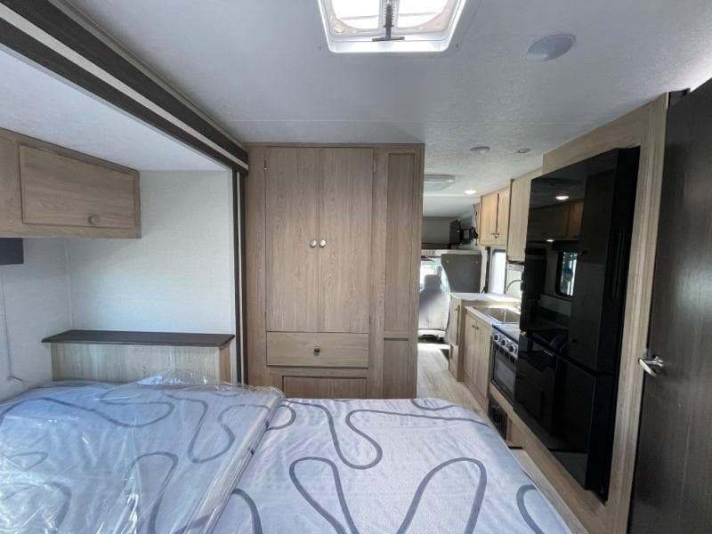 2025 Coachmen 2025 Coachmen Leprechaun - thumbnail 16