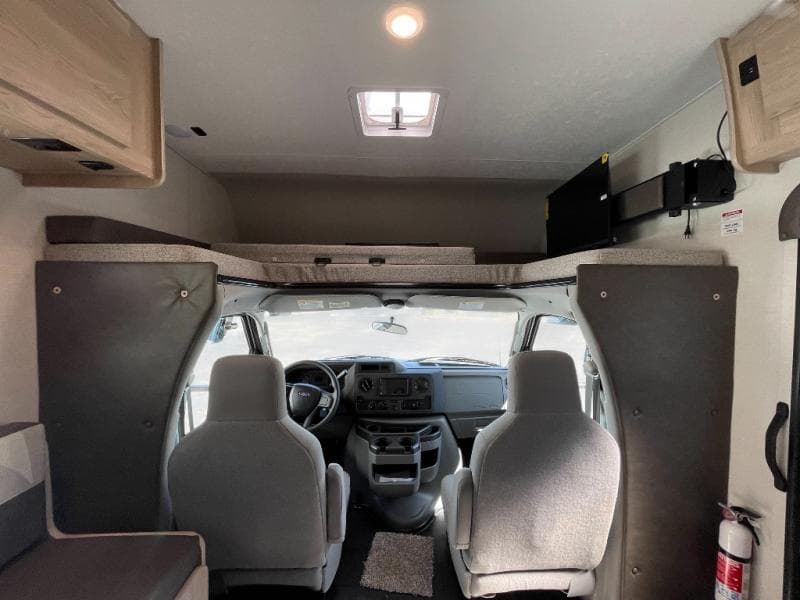 2025 Coachmen 2025 Coachmen Leprechaun - thumbnail 8