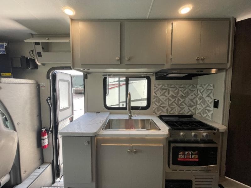 2025 Coachmen 2025 Coachmen Freelander - thumbnail 10