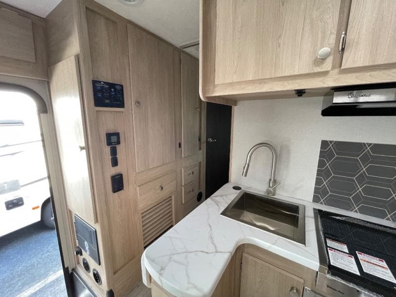 2026 Coachmen 2026 Coachmen Leprechaun - thumbnail 31