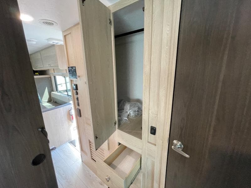 2026 Coachmen 2026 Coachmen Leprechaun - thumbnail 38