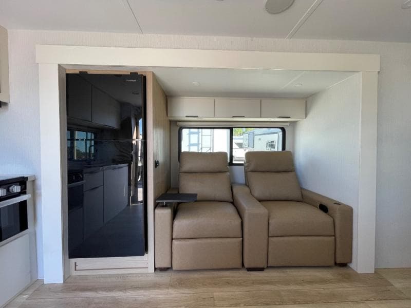 2026 Winnebago 2026 Winnebago Thrive - thumbnail 12