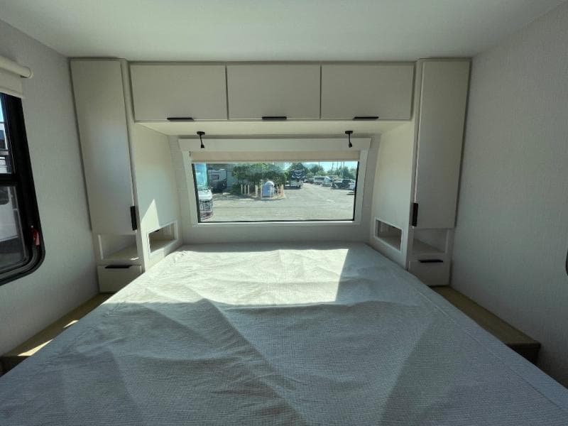 2026 Winnebago 2026 Winnebago Thrive - thumbnail 13