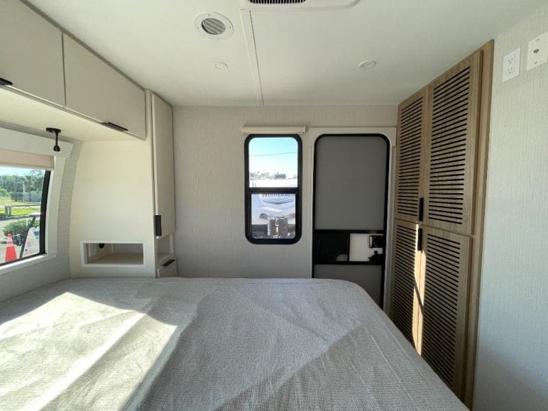 2026 Winnebago 2026 Winnebago Thrive - thumbnail 14
