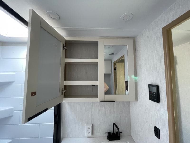 2026 Winnebago 2026 Winnebago Thrive - thumbnail 16